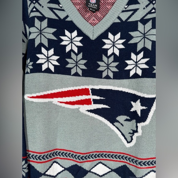 NFL Team Apparel Women’s NWT Size Medium New England Patriots Holiday Sweater - Picture 2 of 8